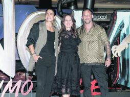 El actor Cristo Fernández posa junto a la directora del filme, Kelly Marcel, y el histrión Tom Hardy, durante la presentación en México de la cinta “Venom: el último baile”. EL UNIVERSAL