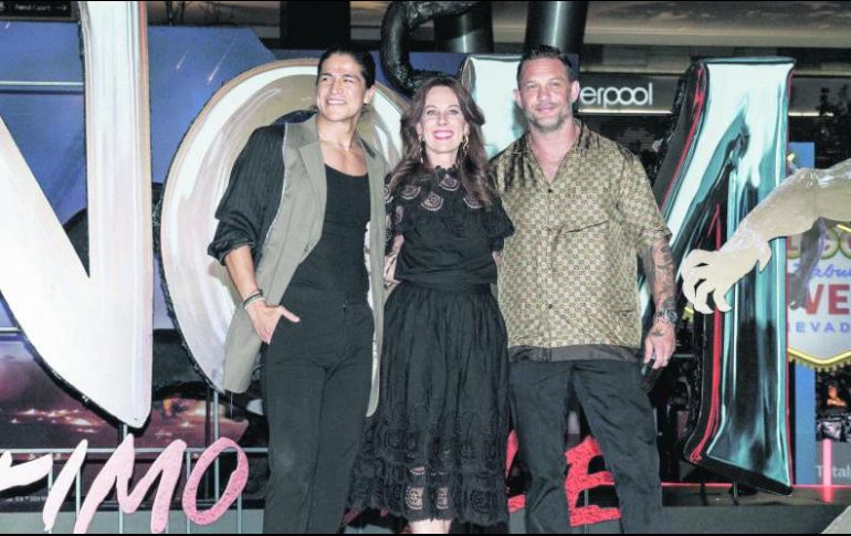 El actor Cristo Fernández posa junto a la directora del filme, Kelly Marcel, y el histrión Tom Hardy, durante la presentación en México de la cinta “Venom: el último baile”. EL UNIVERSAL