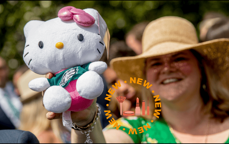 Mujer sosteniendo peluche de Hello Kitty. EL INFORMADOR / ARCHIVO