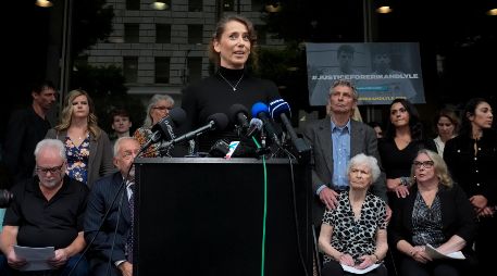 Anamaria Baralt, sobrina de Jose Menendez, pide la excarcelación de Erik y Lyle Menendez. AP / Damian Dovarganes