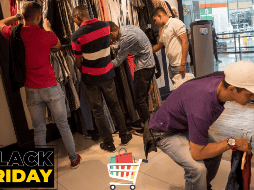 Hombres en tienda departamental. EFE / ARCHIVO
