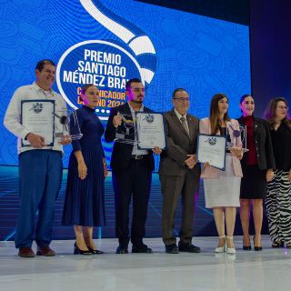 Otorgan premios "Santiago Méndez Bravo" a Comunicadores del Año 2024