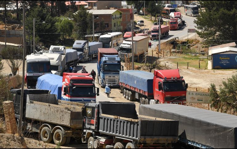 Camiones estacionados durante un bloqueo por simpatizantes del expresidente de Bolivia.  EFE/ J. Abrego