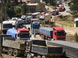 Camiones estacionados durante un bloqueo por simpatizantes del expresidente de Bolivia.  EFE/ J. Abrego