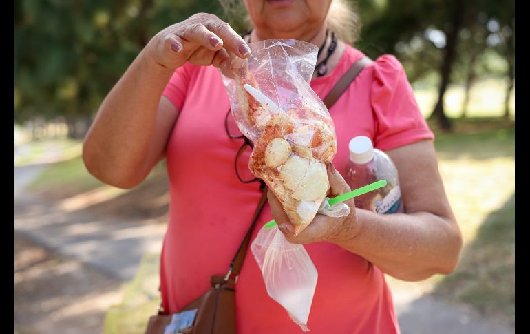 El incremento en casos de dengue en Jalisco ha disparado la venta y el precio también del coco en puestos y distribuidores en los mercados y fruterías. EL INFORMADOR / H. Figueroa