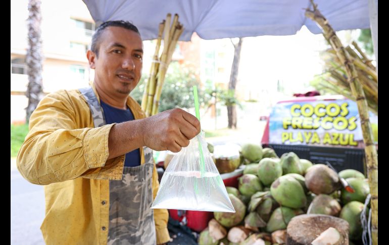 El incremento en casos de dengue en Jalisco ha disparado la venta y el precio también del coco en puestos y distribuidores en los mercados y fruterías. EL INFORMADOR / H. Figueroa