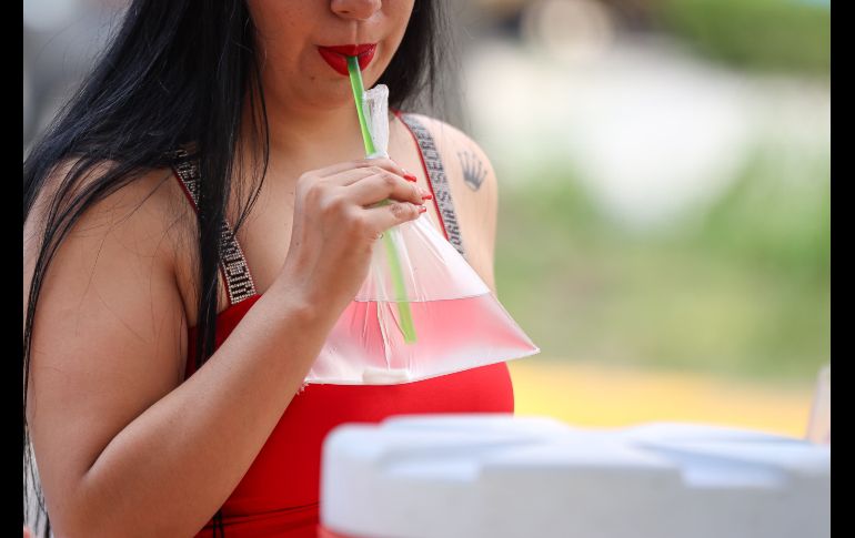 El incremento en casos de dengue en Jalisco ha disparado la venta y el precio también del coco en puestos y distribuidores en los mercados y fruterías. EL INFORMADOR / H. Figueroa