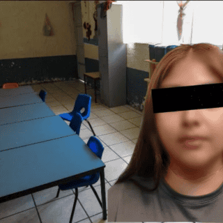Detienen a mujer que golpeó a maestra por enviarle solicitud de amistad a su esposo