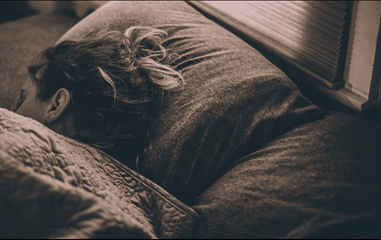 Colocar una almohada entre las piernas también puede proporcionar un mejor soporte para la espalda baja. Unsplash.