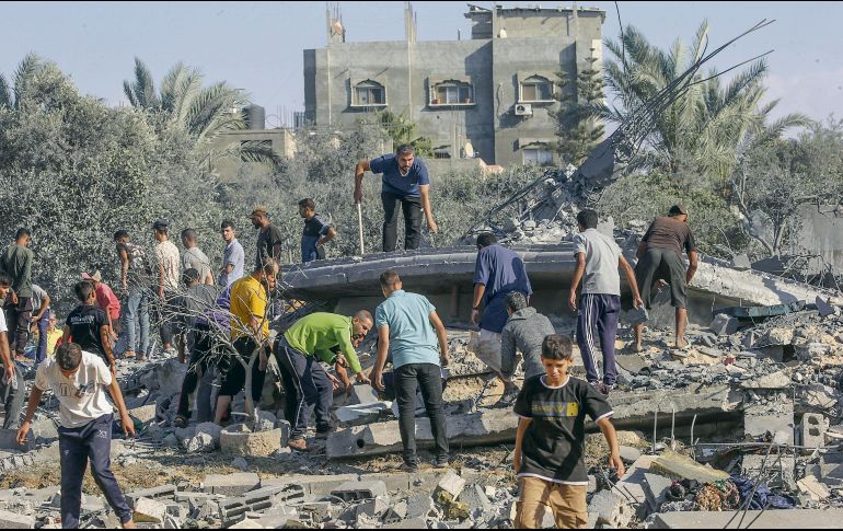 Los ataques de Israel continúan arrasando Gaza. En la foto, un campamento destrozado por un ataque del ejército hebreo, que dejó nueve fallecidos. EFE