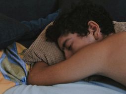 Además de cambiar de postura, se debe utilizar una almohada adecuada que mantenga el cuello alineado con la columna. ESPECIAL/ Foto de Bianca Castillo en Unsplash