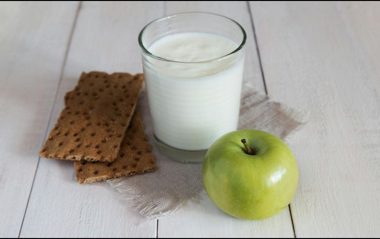 El yogur contribuye a equilibrar la flora bacteriana del intestino. ESPECIAL / Foto de Elena Leya en Unsplash