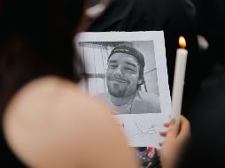 Una fanática sostiene una foto del cantante Liam Payne, fallecido este miercoles tras caer de un tercer piso en un hotel, durante un homenaje al artista este jueves, en el Obelisco en Buenos Aires. EFE/ J. Roncoron.
