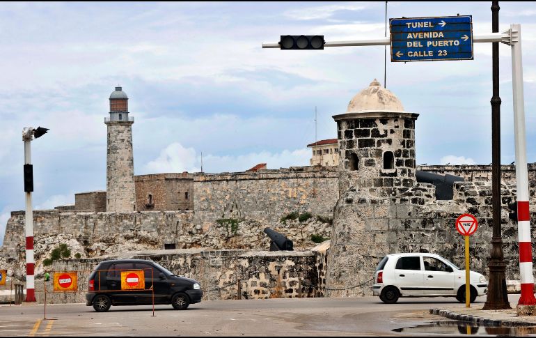 Semáforo sin funcionar por la falta de electricidad este viernes, en La Habana, Cuba. EFE/ E. Mastrascusa