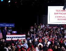 El candidato presidencial Donald Trump hace una pausa en un mitin debido a problemas con el sonido. ARCHIVO / AP Foto
