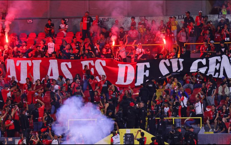 Fueron varios minutos que la gente entonó la misma frase desde las gradas, haciendo saber su inconformidad ante la labor de los dirigentes. IMAGO7