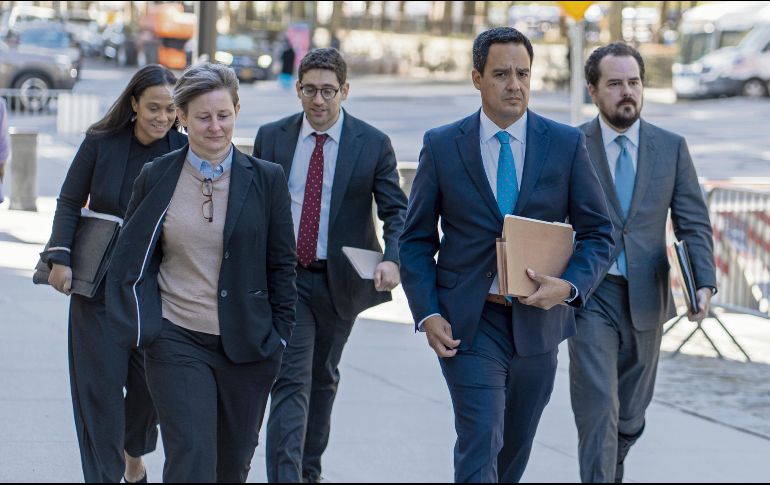 Equipo de fiscales con Francisco Navarro al frente, caminan rumbo a la corte en la que pidieron la pena máxima para el capo mexicano acusado. EFE