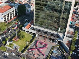 Universitarios formaron un enorme listón rosa afuera de la Rectoría de la UdeG. ESPECIAL