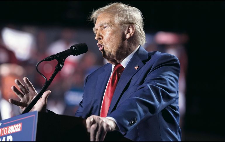 Donald Trump acompañado de un ex jugador NFL dio un discurso subido de tono. AP