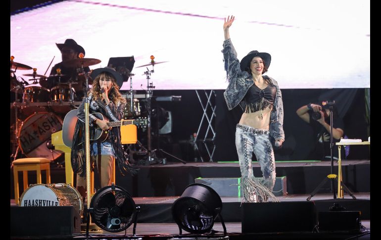 De nueva cuenta Hanna y Ashley de Ha*Ash se convierten en las reinas del sold out en las Fiestas de Octubre con una concentración de 40 mil fans dispuestos a verlas y escucharlas. EL INFORMADOR / H. Figueroa