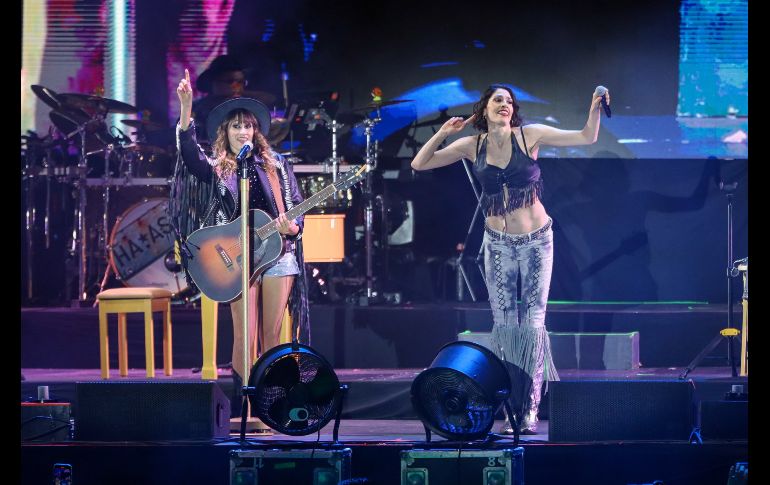 De nueva cuenta Hanna y Ashley de Ha*Ash se convierten en las reinas del sold out en las Fiestas de Octubre con una concentración de 40 mil fans dispuestos a verlas y escucharlas. EL INFORMADOR / H. Figueroa