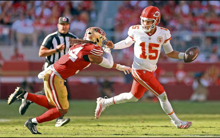 Mahomes cometió varios errores, pero pudo sacar algunas jugadas para lograr el triunfo. AFP