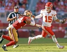 Mahomes cometió varios errores, pero pudo sacar algunas jugadas para lograr el triunfo. AFP