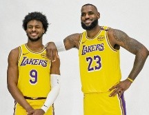 LeBron James tendrá la oportunidad de compartir la duela con su hijo Bronny, quien será novato esta nueva temporada en la NBA. AFP