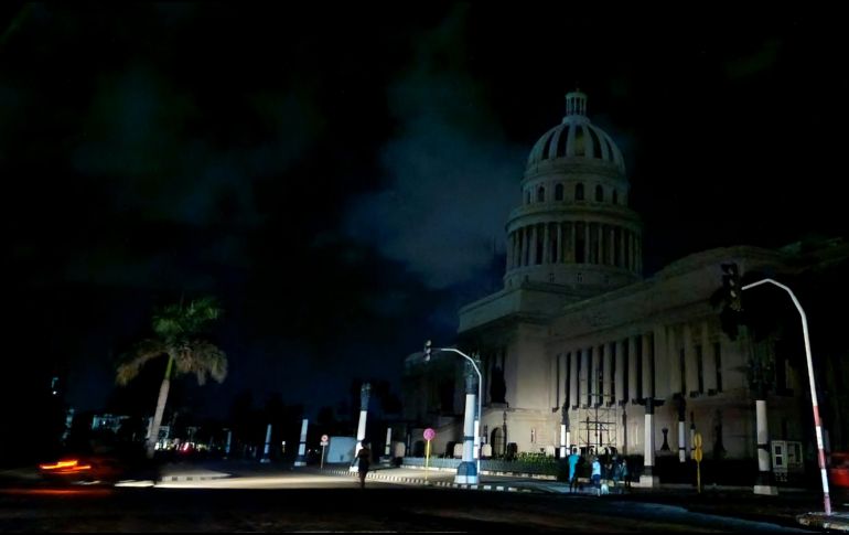 Fotografía del Capitolio a oscuras durante un apagón este domingo, en La Habana (Cuba). EFE/ E. Mastrascusa.