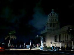 Fotografía del Capitolio a oscuras durante un apagón este domingo, en La Habana (Cuba). EFE/ E. Mastrascusa.