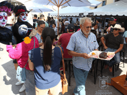 Personas en festival y mujeres disfrazadas de catrinas. EL INFORMADOR / ARCHIVO