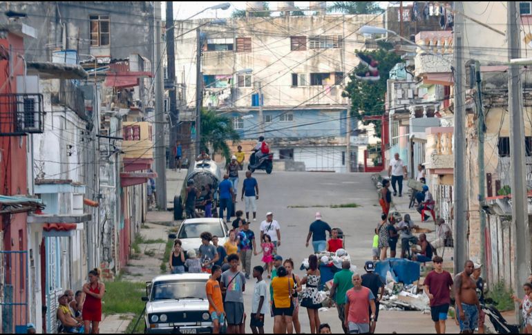 Personas en la calle durante el apagón eléctrico nacional.  EFE / ARCHIVO