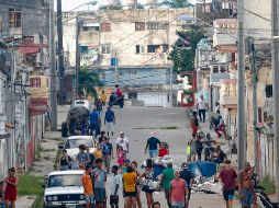 Personas en la calle durante el apagón eléctrico nacional.  EFE / ARCHIVO