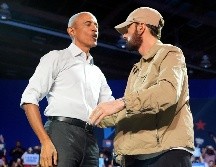 El rapero Eminem saluda al expresidente Barack Obama en un acto de campaña para la candidata presidencial demócrata, la vicepresidenta Kamala Harris.AP