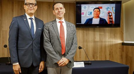 Eduardo Galindo Flores, jefe del Departamento de Proyectos de Comunicación del CUAAD, y Francisco Javier González Madariaga, rector de dicho centro universitario. En la pantalla, Darío Castillejos. EL INFORMADOR/ H. Figueroa