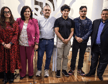 Autoridades de la UdeG dieron a conocer a los artistas ganadores de la VII Bienal de Pintura J. A. Monroy;  Marco Antonio Arce (izq.) como artista consolidado y Job Ramírez (der.) como emergente. EL INFORMADOR / A. Navarro