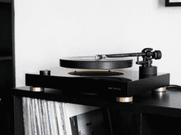Este tocadiscos ya puede comprarse, pero no tiene un costo tan accesible. maglevaudio.com/