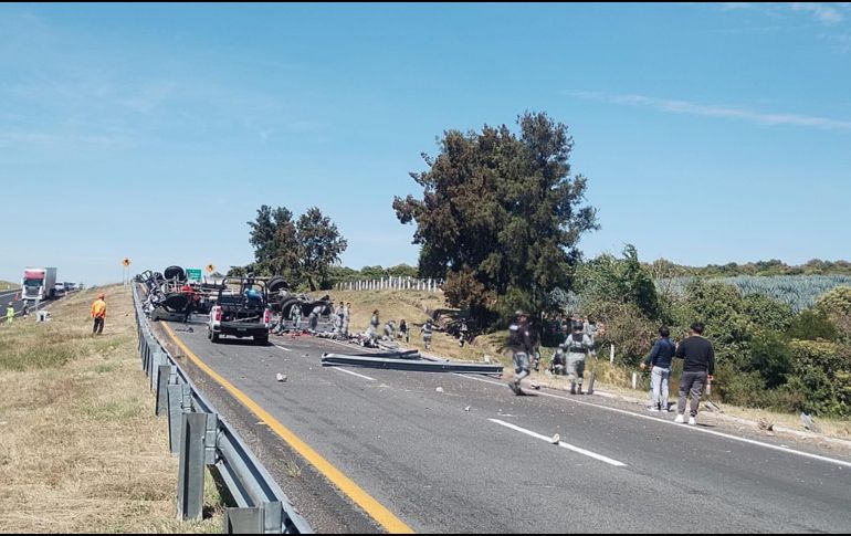 En el sitio, los socorristas confirmaron el fallecimiento de dos oficiales de la GN, y posteriormente, se reportó la muerte de un tercer elemento que perdió la vida mientras era atendido en el Hospital Regional de Zamora. ESPECIAL