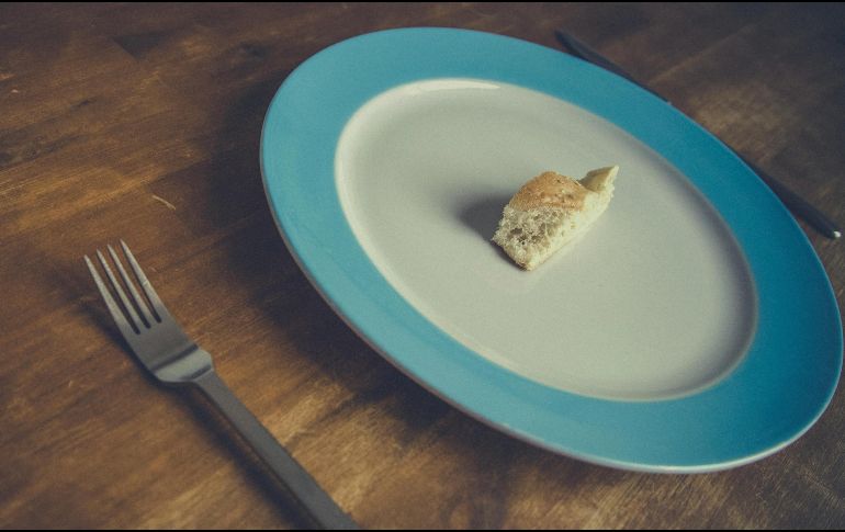 Dejar de comer no es la solución para bajar de peso. PEXELS