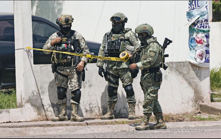 Desde que comenzaron los enfrentamientos entre civiles armados, han llegado a la capital de Sinaloa dos mil elementos de apoyo federal. ESPECIAL