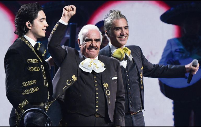 Alex Fernández, Vicente Fernández y Alejandro Fernández compartieron el escenario durante la entrega anual del Latin Grammy, en Las Vegas, Nevada, el 14 de noviembre de 2019. AFP