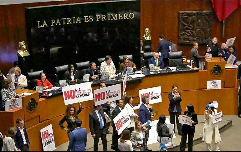 Morena y aliados avalaron la reforma denominada “supremacía constitucional”. Nadie podrá frenar las reformas constitucionales que se aprueben en el Congreso de la Unión, a pesar de la oposición. AP