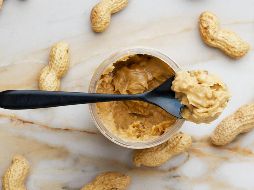 En la actualidad, el maní no solo forma parte de la alimentación en su estado natural, sino que muchas personas prefieren consumirlo en su versión como mantequilla. ESPECIAL / Foto de Corleto Peanut butter en Unsplash