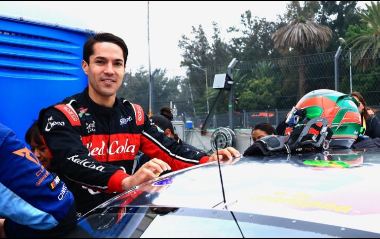 El líder actual del campeonato, Salvador de Alba Jr., subió a su auto para marcar el mejor tiempo de la práctica de clasificación, lo cual le dio el primer puesto de salida para la carrera a 30 minutos. CORTESÍA