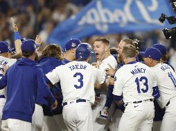 Freddie Freeman conectó un grand slam en la décima entrada, llevando a los Dodgers de Los Ángeles a una victoria sobre los Yankees de Nueva York en el primer juego de la Serie Mundial de Grandes Ligas. EFE / C. Brehman