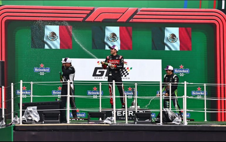 Este sábado 26 de octubre, los aficionados que se dieron cita desde temprano en el Autódromo Hermanos Rodríguez, tuvieron la satisfacción de ver a un mexicano en lo más alto del podio. EL INFORMADOR / P. Gallardo