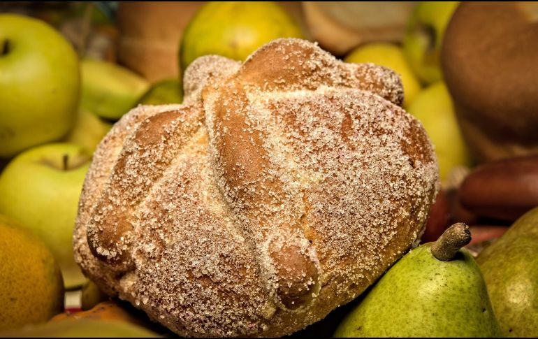 Entre las mejores opciones de comida para poner sin falta en un altar, el pan de muerto ocupa el primer lugar. AFP / ARCHIVO