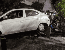 Unidades de la Comisaría de Policía de Guadalajara y de Protección Civil se encuentran en el sitio. CORTESÍA.