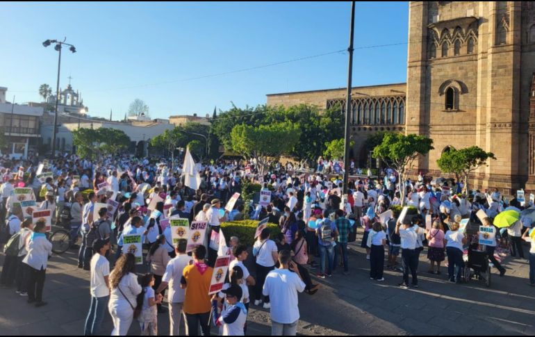 Esta tarde alrededor de 20 mil personas se congregaron en la explanada del Expiatorio para marchar hasta la Catedral de Guadalajara en contra del aborto. EL INFORMADOR/O.GONZÁLEZ