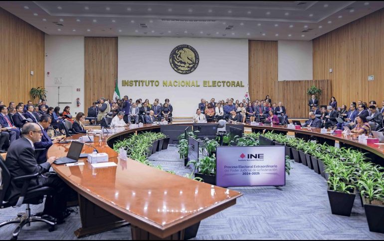 Los concejeros del INE fueron multados por desacatar una suspensión provisional que prohibió seguir adelante con los preparativos para la elección judicial de 2025. SUN/ ARCHIVO.